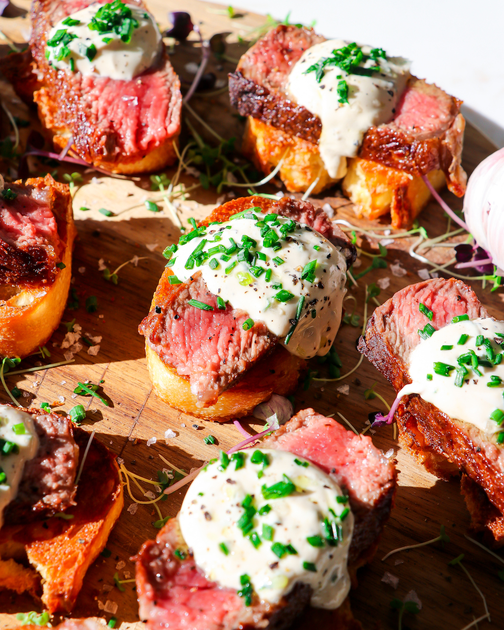 Easy Steak Crostini with Creamy Horseradish Sauce
